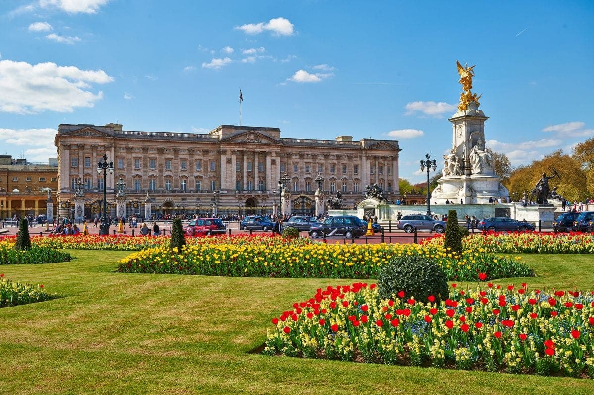 Buckingham palace. Букингемский дворец в Лондоне. Парк Букингемского дворца в Лондоне. Резиденция королевы Виктории. Королевский сад Букингемского дворца.